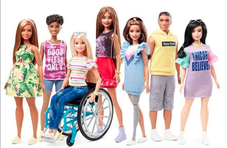 Barbie sigue rompiendo estereotipos: presentan muñeca en silla de ruedas