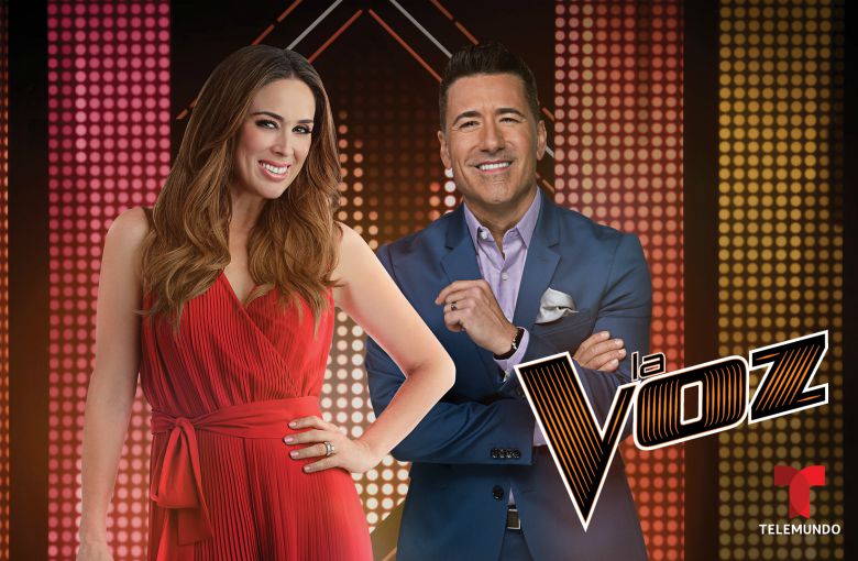 Jacqueline Bracamontes se estrena como presentadora de ‘La Voz’