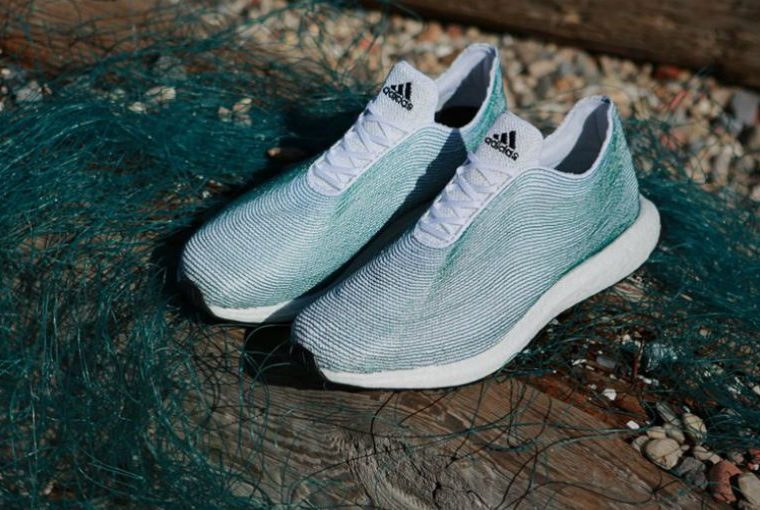 Adidas crea zapatos hechos con desechos plásticos encontrados en el mar