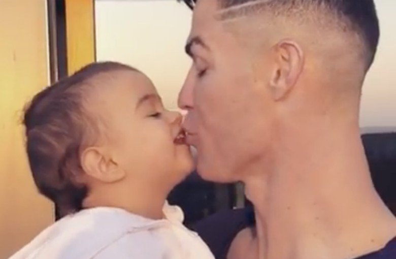 Cristiano Ronaldo es criticado por besar a su bebita en la boca