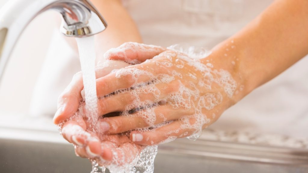 lavarse las manos mujer lavandose las manos
