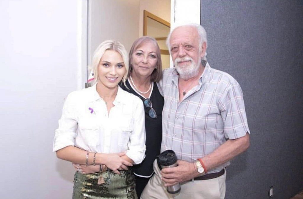 Irina Baeva y sus suegros, padres de Gabriel Soto