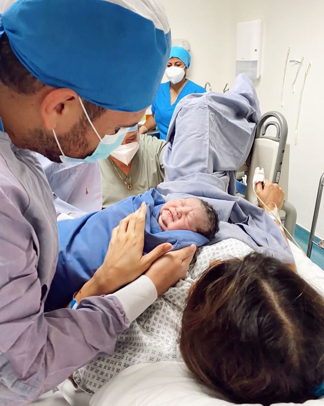 Edén Muñoz pide oraciones por su recién nacido hijo tras padecer delicada enfermedad