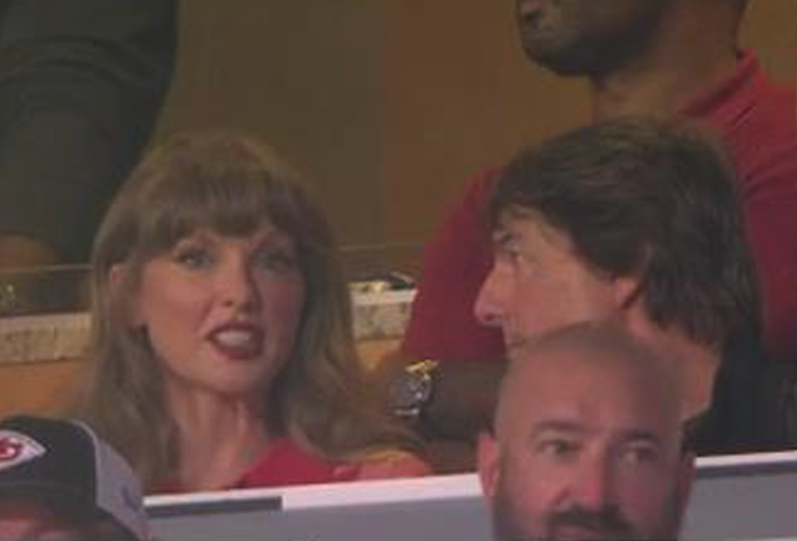 Taylor Swift reaparece junto a Travis Kelce y Tom Cruise en el debut de los Chiefs