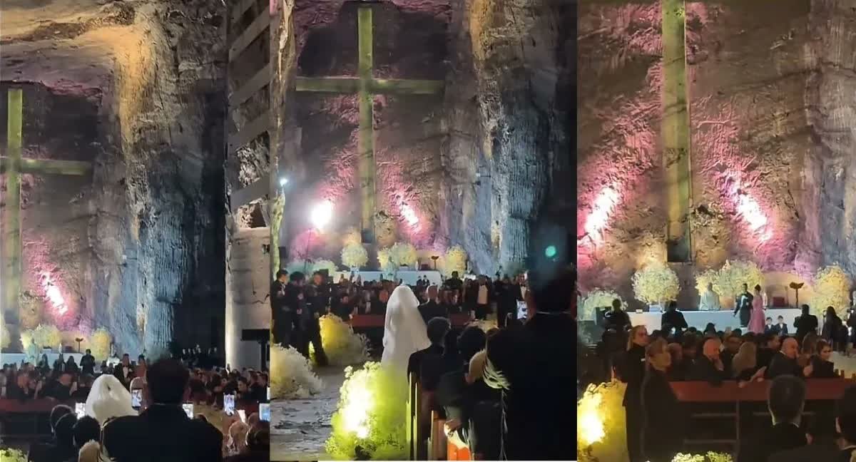 Interior de la Catedral de Sal de Zipaquirá durante la boda de Pipe Bueno y Luisa Fernanda W, con paredes de roca iluminadas y arreglos florales blancos
