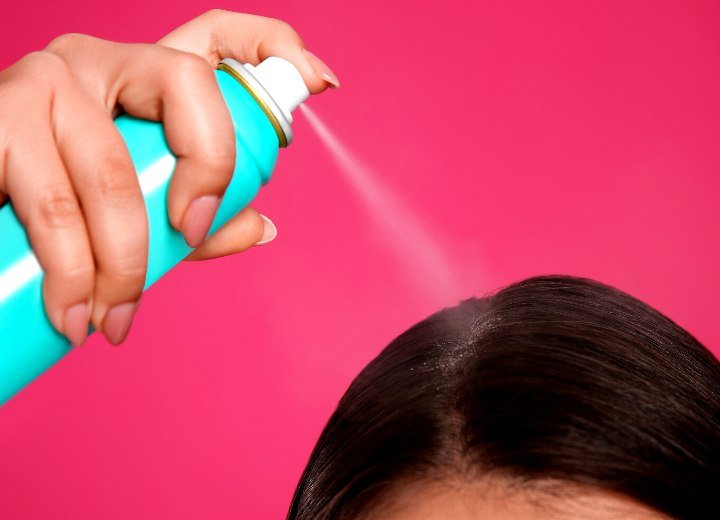Cómo aplicar el dry shampoo en las raíces