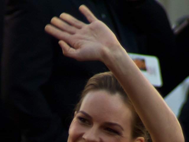 Hilary Swank saludando en la alfombra roja de los Óscar 2011