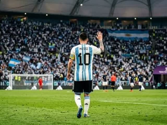 Messi de espaldas con el número 10 despidiéndose del público en el Monumental