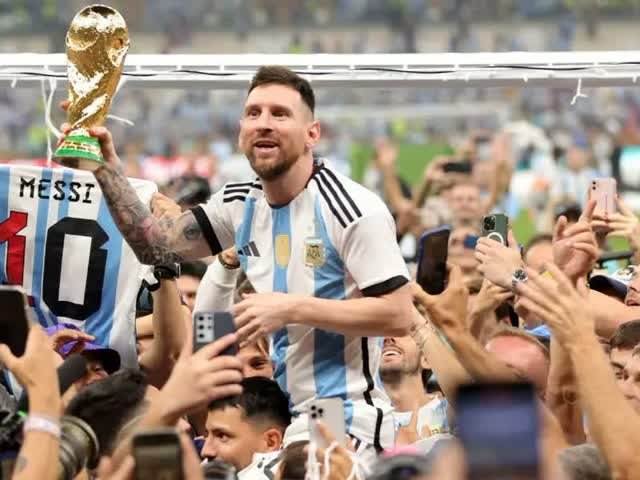 Lionel Messi levantando la Copa del Mundo con la selección argentina en 2022