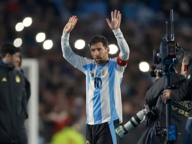 Lionel Messi con la camiseta de la selección argentina durante su homenaje de despedida