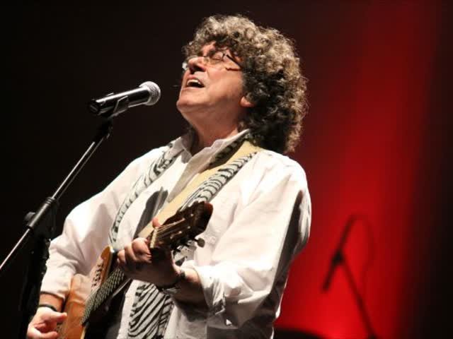 Piero en el escenario durante una de sus presentaciones