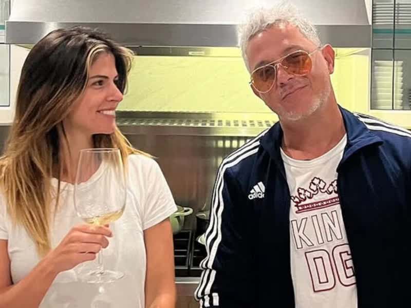 Alejandro Sanz besa a Stephanie Cayo durante un concierto