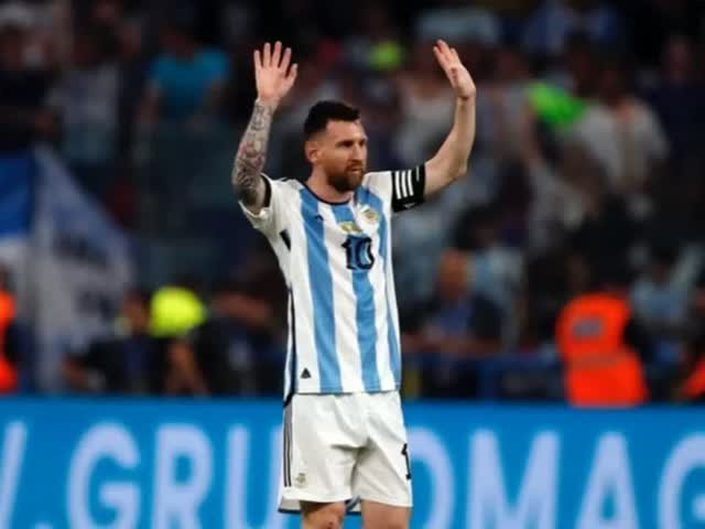 Lionel Messi celebrando con la camiseta albiceleste en su despedida del seleccionado