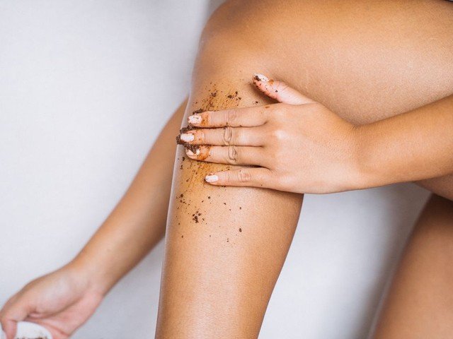 Exfoliación corporal con scrub en las piernas para una piel suave