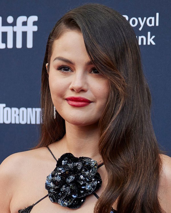 Selena Gomez sonriendo