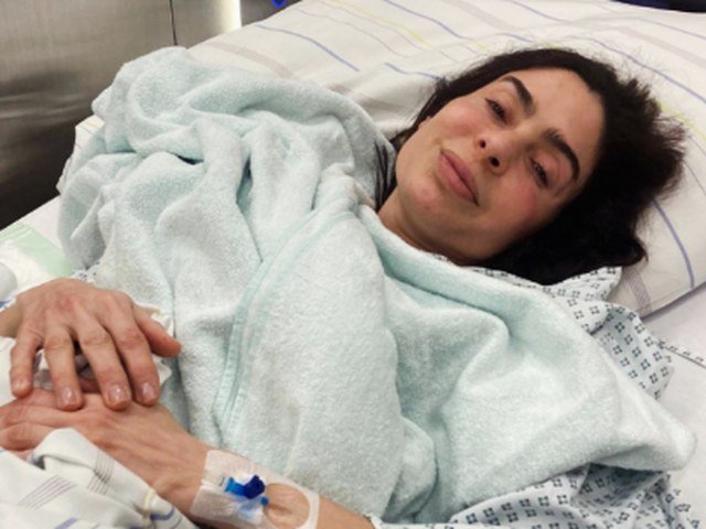 Laura Hernández desde la cama del hospital en Alemania tras su primer ciclo de quimioterapia