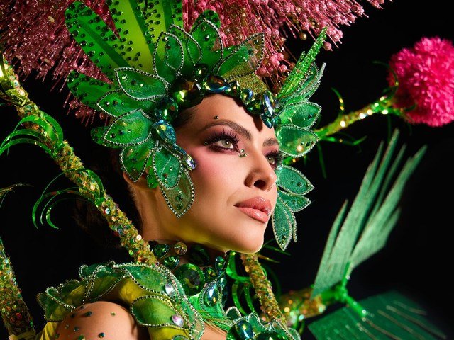Primer plano de Jennifer Barreto con el tocado de hojas verdes de su traje típico