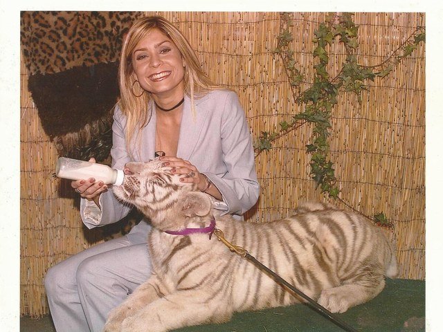 Laura Hernández en sus años de reportera de televisión en Puerto Rico