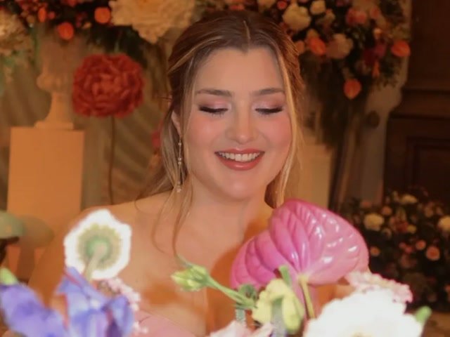 Decoración del baby shower de Melenie Carmona con flores en tonos pasteles