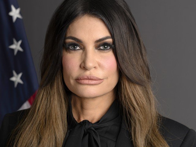 Kimberly Guilfoyle, retrato oficial como embajadora de Estados Unidos en Grecia