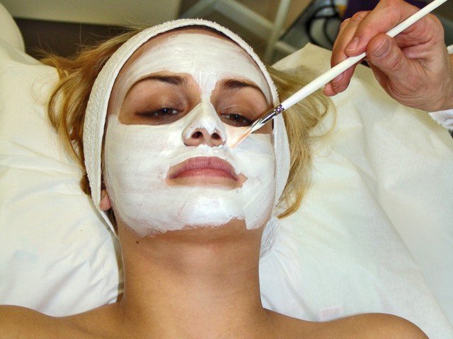 Aplicación de mascarilla facial profesional