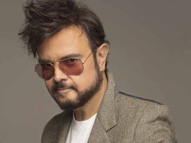 Aleks Syntek con lentes de sol y saco de espiga