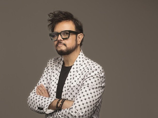 Aleks Syntek con saco estampado y brazos cruzados