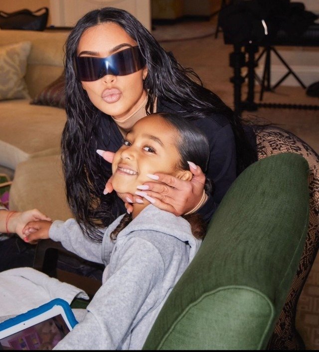 Kim Kardashian con su hija North en casa