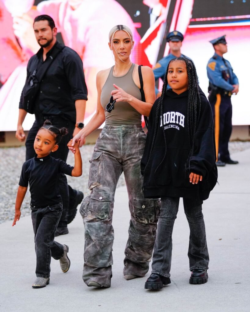 Kim Kardashian caminando con North y Chicago