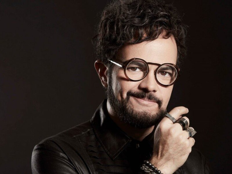 Aleks Syntek en retrato de estudio