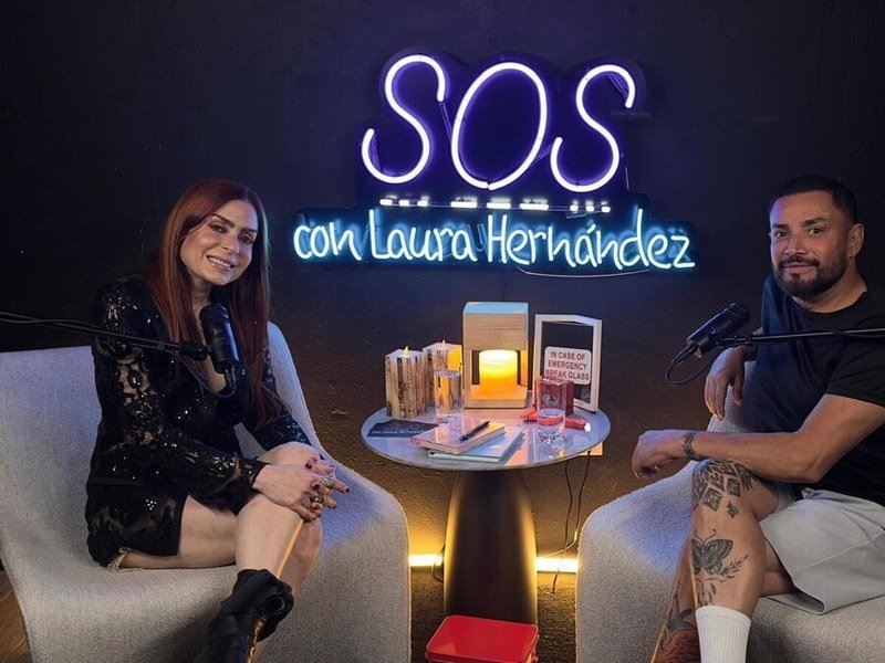 Laura Hernández en el estudio de su pódcast SOS con Laura Hernández